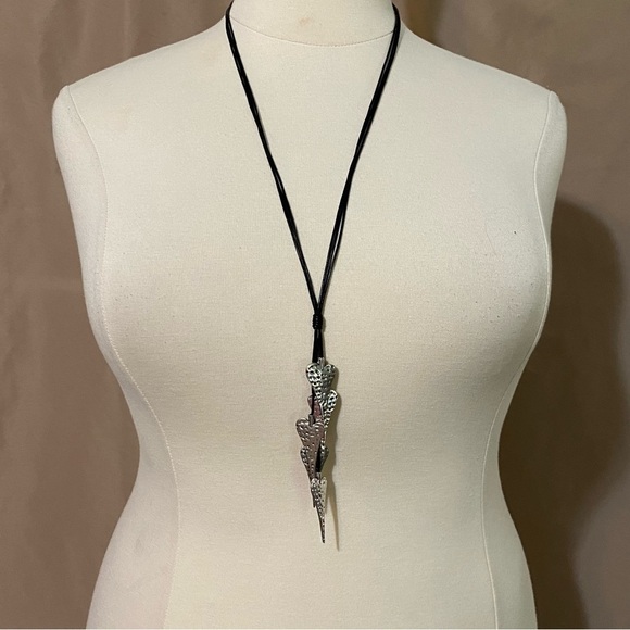 Jewelry - Black & Silver Arrow Necklace
